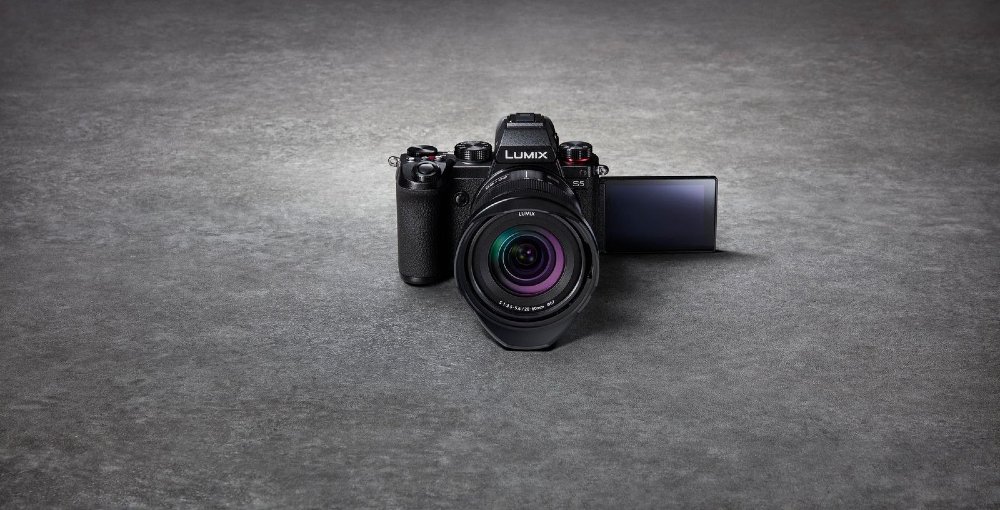 Panasomic Lumix S5 Full-Frame Mirrorless Camera with 24.2MP sensor